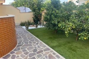 Fiumicino bilocale arredato con giardino privato