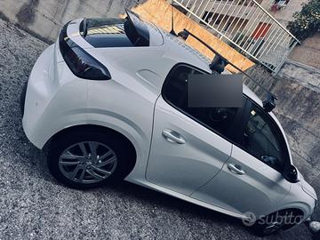 Peugeot 208 NEOPATENTATI