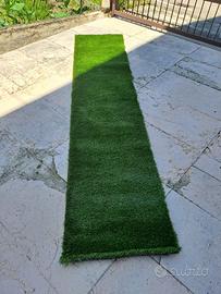 Pezzi di prato sintetico.