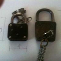 2 lucchetti in metallo 4x 6 e 4 x 7 con chiavi