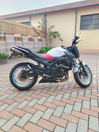 Moto Suzuki GSR 600
