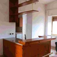 Bancone Bar in Legno Massello con Mensole Sospese