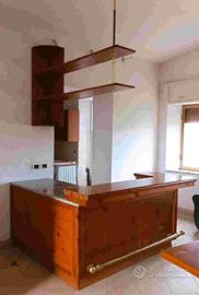 Bancone Bar in Legno Massello con Mensole Sospese