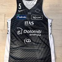 Kit autografato Jordan Ford Aquila Basket Trento