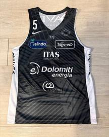 Kit autografato Jordan Ford Aquila Basket Trento