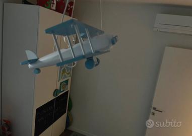 Lampadario in legno a forma di aeroplano