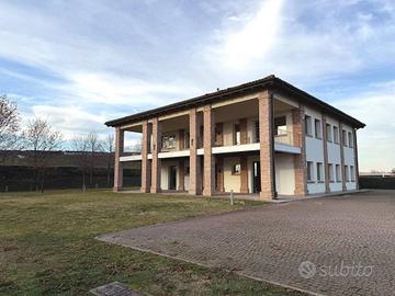 Attività / Licenza di 544 m² con più di 5 locali a