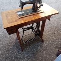 Macchina da cucire antica VOTIS con tavolino a ped