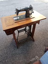 Macchina da cucire antica VOTIS con tavolino a ped