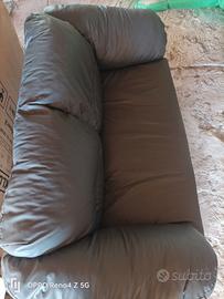 Coppia di divani Grigio scuro in simil pelle!
