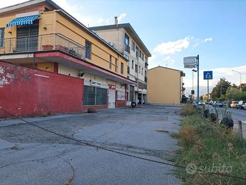 Locale commerciale con ampio parcheggio