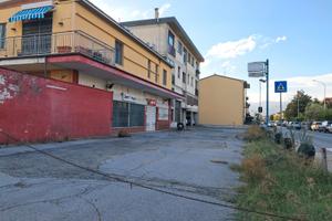 Locale commerciale con ampio parcheggio