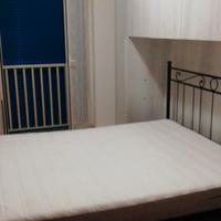 Armadio a ponte e letto.