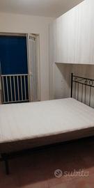 Armadio a ponte e letto.