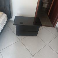 2 Comodini + Comò + letto. 