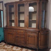 Vetrata, mobiletti, letto, scarpiera e altro