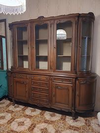 Vetrata, mobiletti, letto, scarpiera e altro