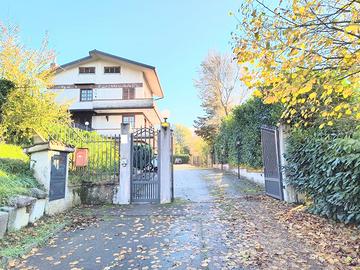 Soluzione singola con ampio giardino piatumato