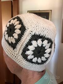 Cuffie in lana con borsetta abbinata