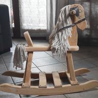 Cavallo a dondolo in legno