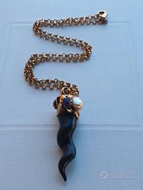 Collana in ottone con pendente in ebano. 