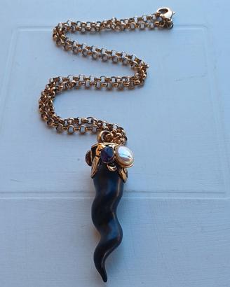 Collana in ottone con pendente in ebano. 