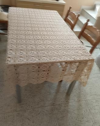 Copri tavolo fatto a uncinetto