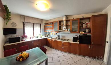 Cucina componibile ad angolo e armadio a muro