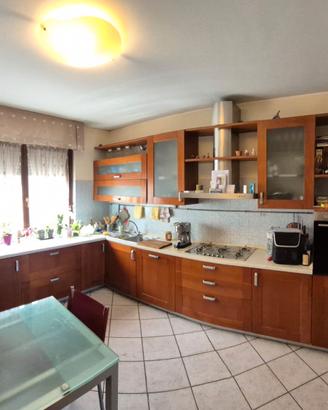 Cucina componibile ad angolo e armadio a muro