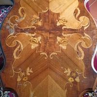 Tavolino in legno intarsiato