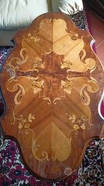 Tavolino in legno intarsiato