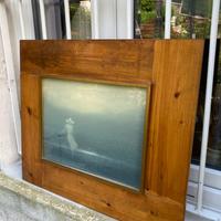 Quadro d Donna con bicicletta di fronte al mare