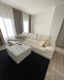 Divano con sceslong + pouff