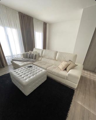 Divano con sceslong + pouff