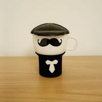 Tazza con baffo, cravatta e cappello