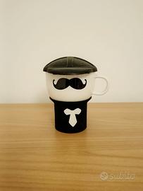 Tazza con baffo, cravatta e cappello