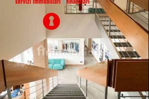 Immobile di 1900 m² con 2 locali a Nola