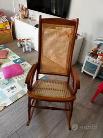 Sedia dondolo in legno per allattamento