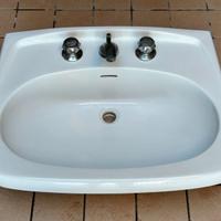 Lavandino in ceramica con rubinetteria