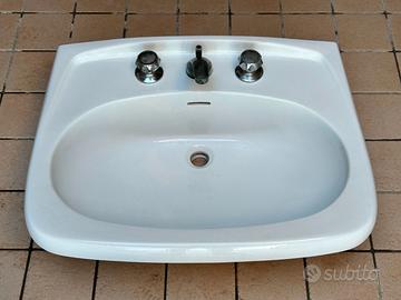 Lavandino in ceramica con rubinetteria