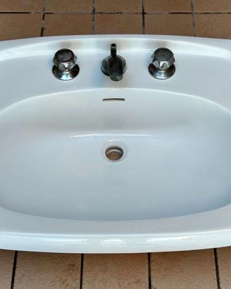 Lavandino in ceramica con rubinetteria