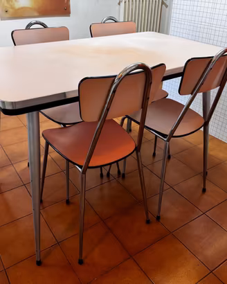 Tavolo e 4 sedie vintage in formica rosa salmone