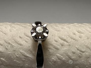 Anello solitario con diamante