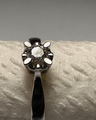 Anello solitario con diamante