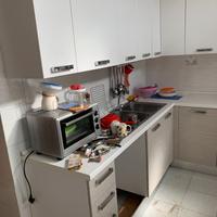 Cucina colore bianco.