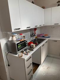 Cucina colore bianco.