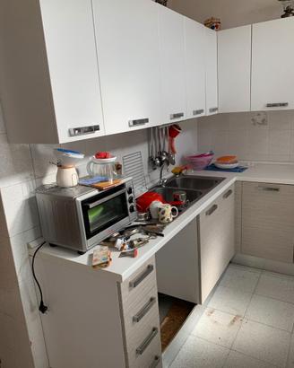 Cucina colore bianco.