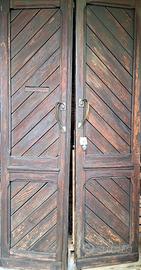 portoncino antico in legno massiccio