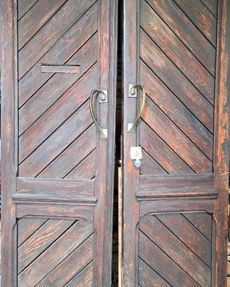 portoncino antico in legno massiccio