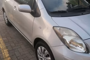 Toyota yaris 1.0 Sol 5 porte anno 2011 neopatentat